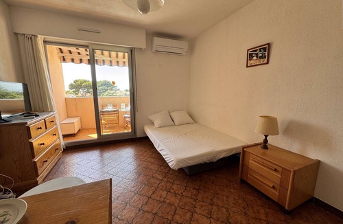 Le Brusc Apartment | Studio cabin in Brusc, near sea, sleeps 4