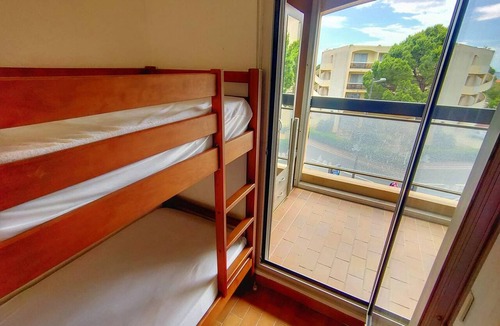 Le Port Apartment | Studio Cabin Sleeps 4 at Canet-Plage with Parking, Near Beach and Shops