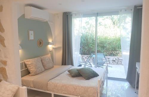 Saint-Vallier-de-Thiey Apartment | Studio calme avec terrasse et piscine