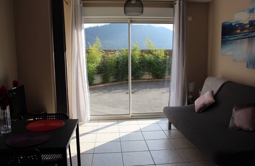 Jarrie Apartment | Studio Calme et Ensoleillé
