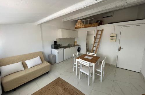Les Arcs-sur-Argens Apartment | Studio centre ville LES ARCS avec vue sur massif des maures