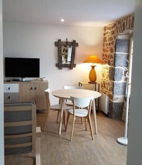 Saint-Genes-Champanelle Apartment | Studio chaleureux 5 mns chaine des Puys