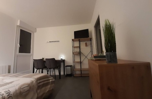 Landivisiau Apartment | Studio Chic et Calme
