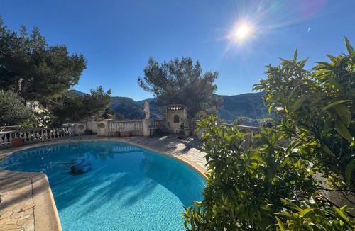La Trinite Apartment | Studio climatisé et sa terrasse privée en villa