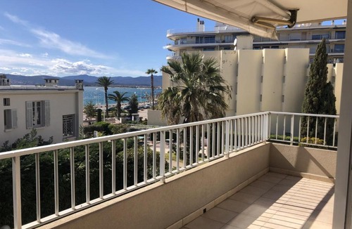Saint-Raphael Apartment | Studio climatisé pour 2, proche plage et commerces, animaux admis, WiFi, parking - FR-1-466A-20