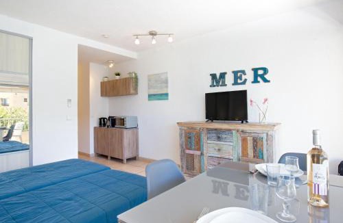 Saint-Raphael Apartment | Studio Climatisé Proche Plage et Commerces avec Balcon, Wi-Fi et Parking - FR-1-466A-16