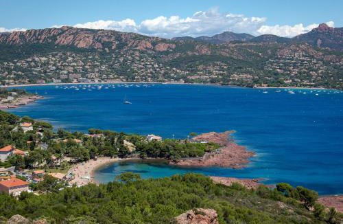 Saint-Raphael Apartment | Studio Climatisé Proche Plage et Commerces avec Balcon, Wi-Fi et Parking - FR-1-466A-16