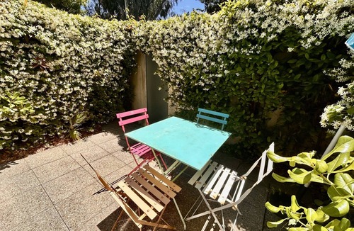 Riou - Petit Juas - Av de Grasse Apartment | Studio-Comfort-Wet room-Terrace-glamour ou Cartoon