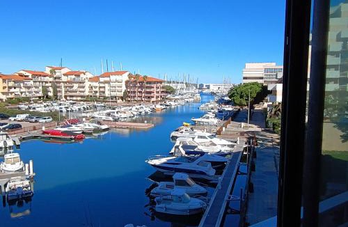 Le Port Apartment | Studio confortable vue sur le port, avec balcon et parking