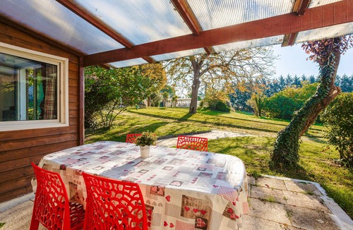 Genouille Apartment | Studio 'Corail' with Private Terrace, Shared Garden and Wi-Fi
