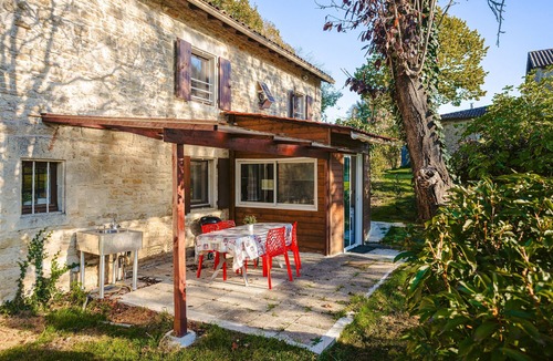 Genouille Apartment | Studio 'Corail' with Private Terrace, Shared Garden and Wi-Fi