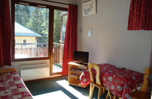 Pralognan-la-Vanoise Apartment | Studio cosy centre, balcon sud, animaux et parking - FR-1-464-129
