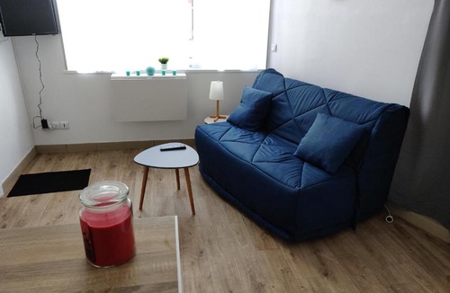 Saint-Brieuc Apartment | Studio cosy - proche gare & centre-ville - stationnement - cour intérieure table & chaises
