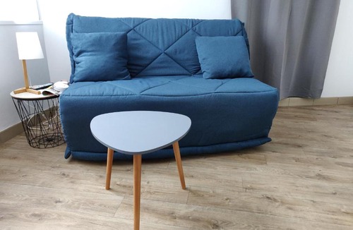 Saint-Brieuc Apartment | Studio cosy - proche gare & centre-ville - stationnement - cour intérieure table & chaises