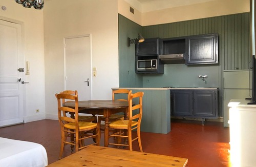 Sanary-sur-Mer Apartment | Studio downtown Sanary with Parking