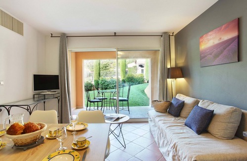 Greoux-les-Bains Apartment | Studio Equipé | Accès Bains à Remous + 3 piscines!