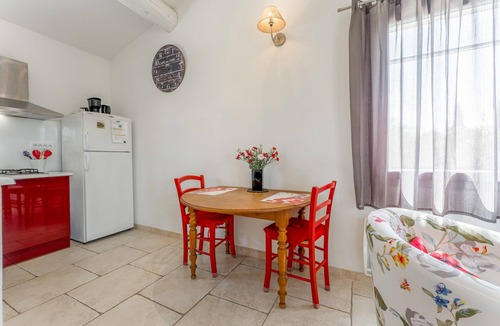 Cabrieres-d'Avignon Apartment | Studio "Gîte le Petit Luberon - Coquelicot" with Mountain View, Wi-Fi, and Air Conditioning