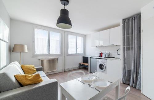 Feuillat Desgenettes Apartment | Studio Grigio - Welkeys