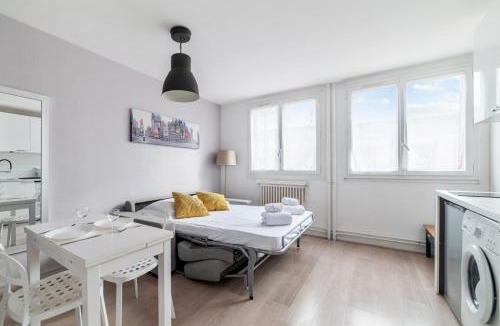 Feuillat Desgenettes Apartment | Studio Grigio - Welkeys