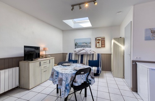 Bourcefranc-le-Chapus Apartment | Studio in Bourcefranc-le-Chapus – Ideal Getaway for Two, Wi-Fi, Remote Work Space, Near Île d’Oléron