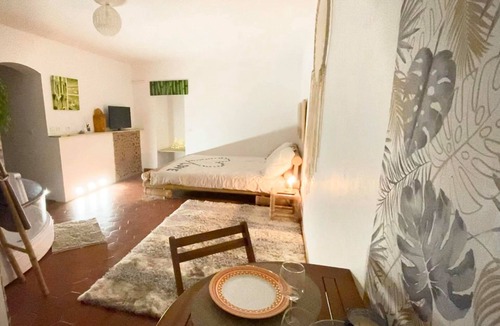 Bourcefranc-le-Chapus Apartment | studio LOVE room