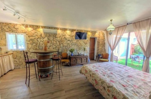 Le Cannet-des-Maures Bed & Breakfast | Studio Le Mas de Provence with pool and jacuzzi - charm and relaxation