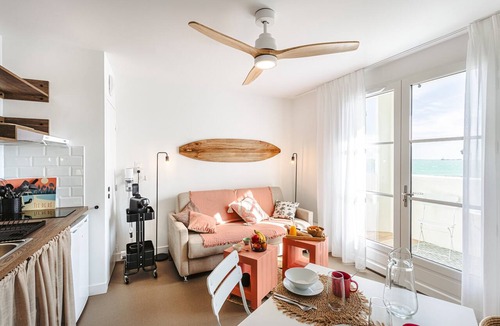 Rivedoux-Plage Apartment | Studio Les Pins with Sea View, Private Terrace, and Wi-Fi