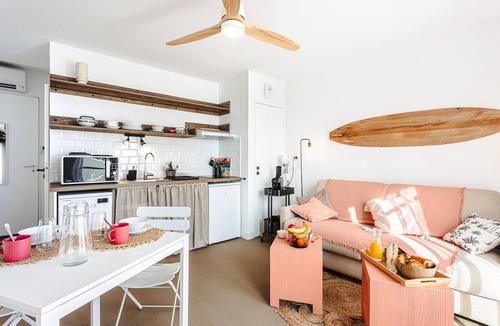 Rivedoux-Plage Apartment | Studio Les Pins with Sea View, Private Terrace, and Wi-Fi