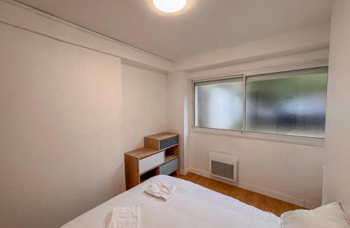 Bressuire Apartment | Studio Neuf Centre - Chambre Séparée - Parking