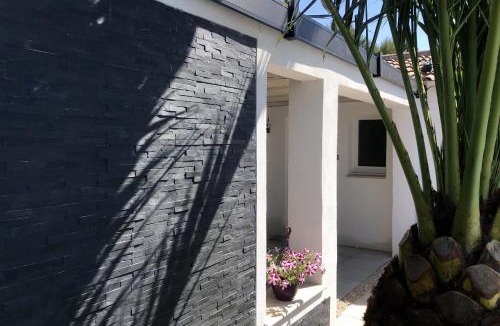 Vitrolles House | Studio Piscine Pa Ni Pwoblem