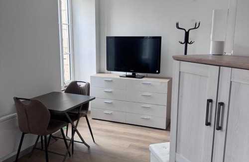 Saintes Apartment | Studio rénové au cœur du centre historique de Saintes