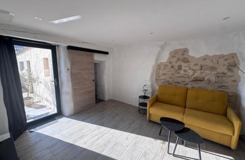 Caumont-sur-Durance Apartment | Studio Rénové de Charme en Provence