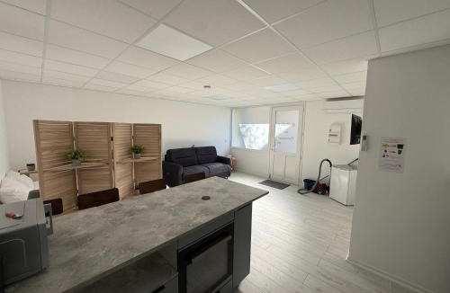 Saint-Parize-le-Chatel Apartment | Studio rdc 2