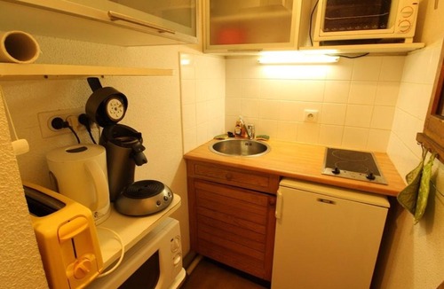 Bagneres-de-Luchon Apartment | Studio sud calme avec balcon et parking - Proche thermes et centre - FR-1-313-130