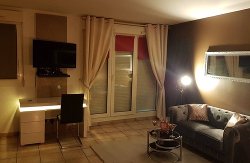 Epernay Apartment | Studio with private jacuzzi, terrace and balcony and billiards