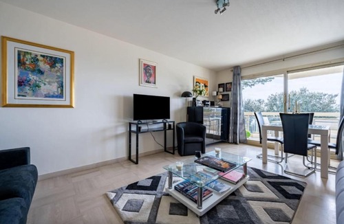 Mougins Apartment | Studio with sea and pool view