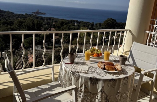 Le Dramont Apartment | Sublime ocean view Access to all swimming pools offered. Comfortable and clean