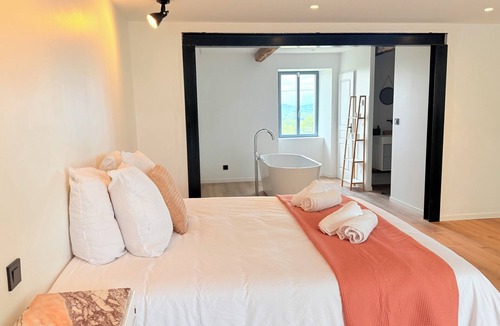 Figarol Bed & Breakfast | Suite - Îlot bath -Pyrenees view- Private entrance