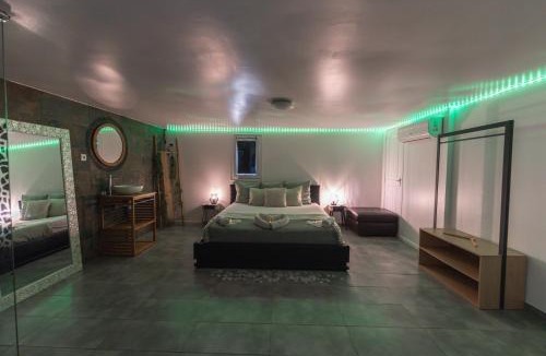 Chateauneuf-les-Martigues Apartment | Suite Eclipse Jacuzzi Privatif