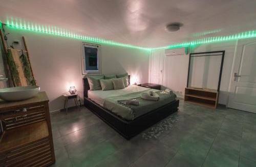 Chateauneuf-les-Martigues Apartment | Suite Eclipse Jacuzzi Privatif