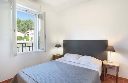 Greoux-les-Bains Condo | Suite Equipée | Accès 3 Piscines + Bain à Remous!