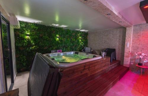 Chateauneuf-les-Martigues Apartment | Suite Impériale Jacuzzi Privatif