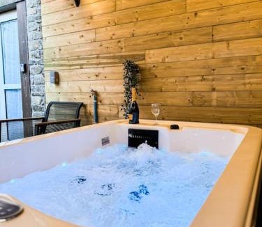 Guingamp Apartment | Suite romantique JACUZZI privatif chauffé à 37 GARE
