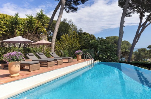 Cap-d'Antibes Villa | Sun-Drenched Cap d'Antibes Villa with Panoramic Sea Views & Expansive Terrace 🌊