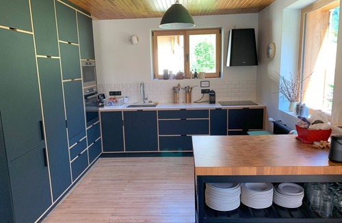 Pralognan-la-Vanoise Ski Chalet | Sunny chalet with balcony and wood stove