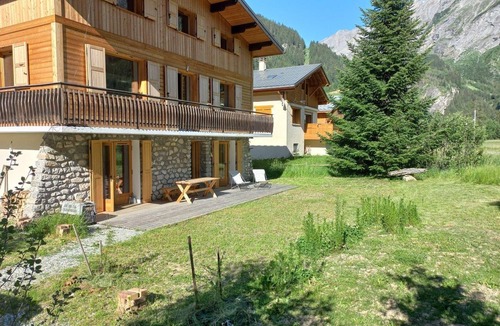 Pralognan-la-Vanoise Ski Chalet | Sunny chalet with balcony and wood stove