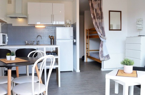 Le Lavandou Apartment | Sunny Studio with Terrace & Parking Near Saint-Clair Beach