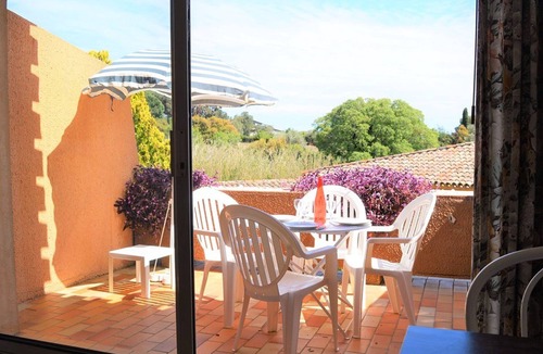 Le Lavandou Apartment | Sunny Studio with Terrace & Parking Near Saint-Clair Beach