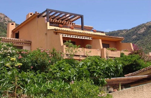 Le Lavandou Apartment | Sunny Studio with Terrace & Parking Near Saint-Clair Beach