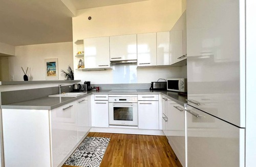 Hyeres City Centre Apartment | Superb air-conditioned 2-bedroom apartment in the center of Hyères